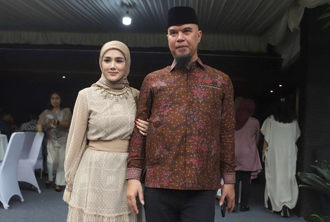 Anggota DPR RI Ahmad Dhani dan istrinya yang juga anggota DPR RI Mulan Jameela saat menghadiri gelar griya atau open house Hari Raya Idulfitri 1446 Hijriah di rumah dinas Ketua MPR Ahmad Muzani di Jalan Widya Chandra, Jakarta Selatan, Rabu (2/4/2025).