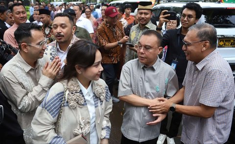 Wakil Meteri Kebutayaan Giring Ganesha bersama Utusan Khusus bidang Pembinaan Generasi Muda dan Pekerja Seni Raffi Ahmad dan istrinya Nagita Slavina saat menghadiri gelar griya atau open house Hari Raya Idulfitri 1446 Hijriah di rumah dinas Ketua MPR Ahmad Muzani di Jalan Widya Chandra, Jakarta Selatan, Rabu (2/4/2025).