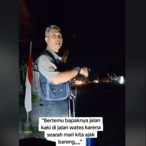 Sungguh Mulia, Pemotor Ini Bantu Pria Paruh Baya Jalan Kaki Malam-malam Sambil Bawa Koper Beri Tumpangan