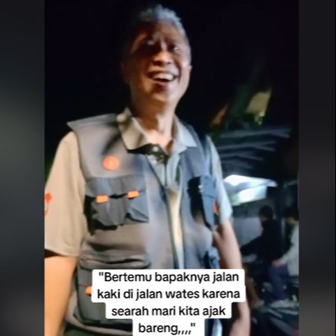 Sungguh Mulia, Pemotor Ini Bantu Pria Paruh Baya Jalan Kaki Malam-malam Sambil Bawa Koper Beri Tumpangan