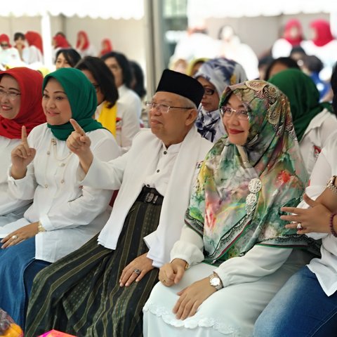 Calon Wakil Presiden nomor urut 1 Ma'ruf Amin menghadiri Deklarasi Perempuan Indonesia untuk Jokowi-Ma'ruf Amin (P-IJMA) bersama istrinya. (Liputan6.com/Putu Merta)