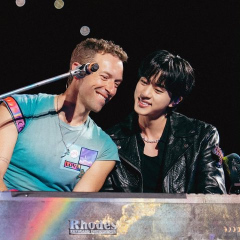 Jin BTS Tiba-Tiba Muncul saat Konser Coldplay di Korea Selatan, Duet 2 Lagu Bareng Chris Martin