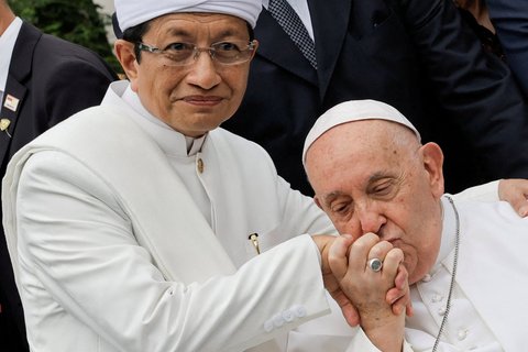  Mengenang Ciuman Penuh Haru Paus Fransiskus dan Imam Besar Masjid Istiqlal yang Jadi Sorotan Dunia
