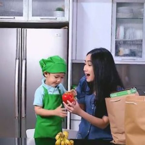 Potret Dapur Mewah Nuansa Silver di Rumah Tamara Tyasmara, Modelnya Elegan