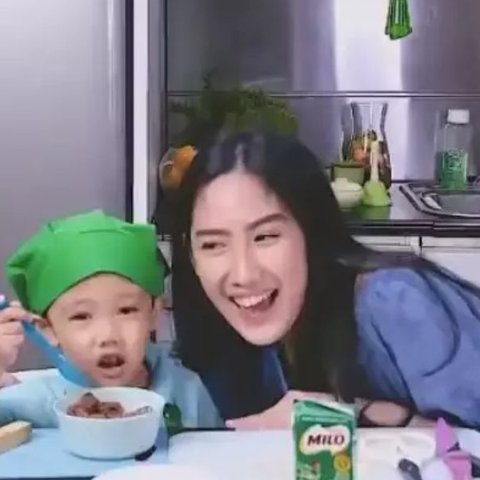 Potret Dapur Mewah Nuansa Silver di Rumah Tamara Tyasmara, Modelnya Elegan