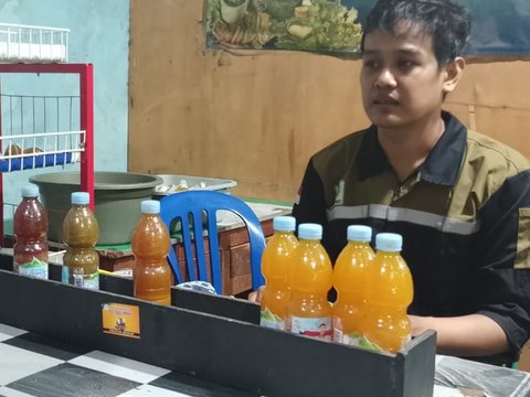 Potret Gema Nur Hidayat, pemilik usaha Jamu Tradisional Herbal Kaliwungu Kudus.