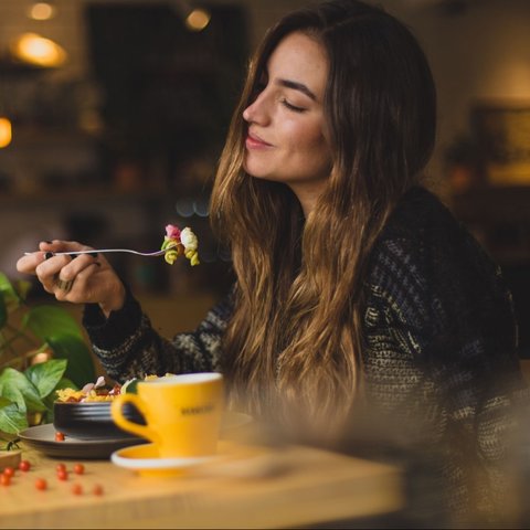 <p>Ilustrasi makan makanan sehat. (Photo by Pablo Merch&aacute;n Montes on Unsplash)</p>