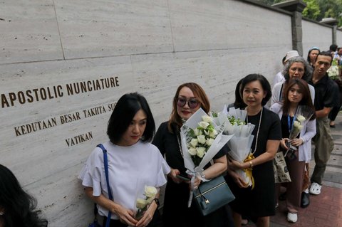  Antusiasme Umat Katolik Berdoa untuk Paus Fransiskus di Kedubes Vatikan Jakarta