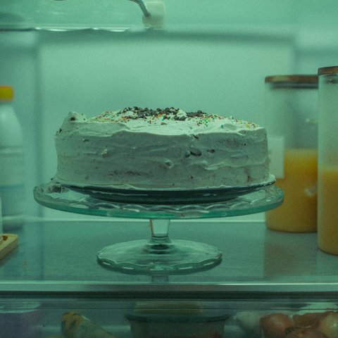 Ilustrasi Menyimpan Kue di Kulkas