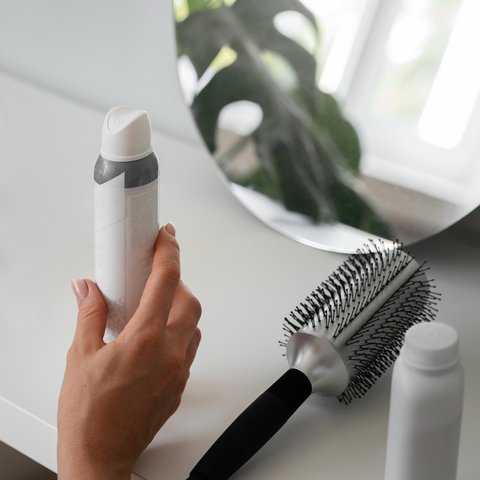 Plus Minus Dry Shampoo, Praktis tapi Berisiko, Amankah untuk Rambut dan Kulit Kepala?