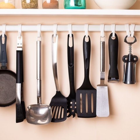 Intip  beberapa cara menarik dalam membersihkan alat dapur berbahan silikon.