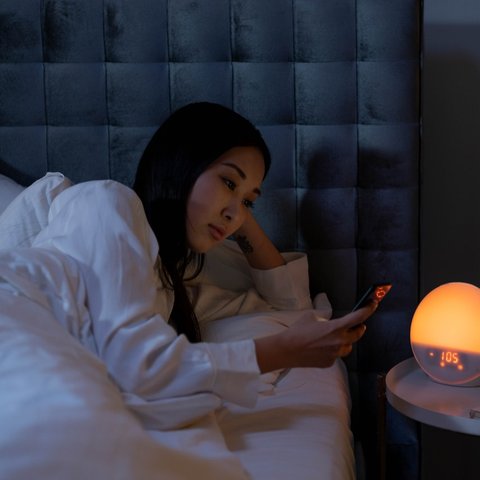 Screen Time Sebelum Tidur: Penyebab Utama Insomnia? Penelitian Ungkap Fakta Mengejutkan!