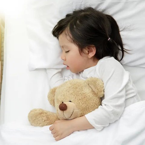 Ilustrasi anak tidur dengan boneka. (Foto: Freepik/pvproductions)