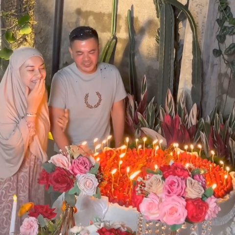 5 Potret Kejutan Ulang Tahun Ke-28 Irish Bella dari Haldy Sabri, Tatanan Meja Cantik dengan Kue Super Besar