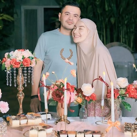 5 Potret Kejutan Ulang Tahun Ke-28 Irish Bella dari Haldy Sabri, Tatanan Meja Cantik dengan Kue Super Besar