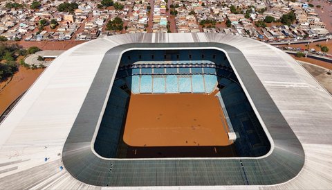 Dalam foto yang diperoleh Reuters pada Mei 2024, memperlihatkan terjangan banjir di Porto Alegre, Rio Grande do Sul, Brasil, mengubah lapangan pada stadion utama menjadi seperti kolam. Ini merupakan banjir paling parah yang pernah melanda Brasil sejak 1941.
