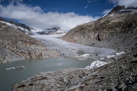 Foto yang diperoleh AFP pada 30 September 2024 menunjukkan Gletser Rhone dan danau glasialnya, yang terbentuk akibat pencairan gletser akibat perubahan iklim, di Pegunungan Alpen Swiss.