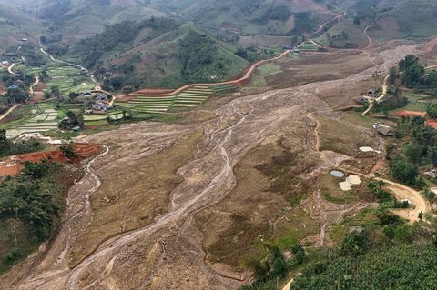 Foto yang diambil AFP pada 20 Maret 2025 menunjukkan sebagian dari lokasi asli Desa Lang Nu, Provinsi Lao Cai, Vietnam, setelah tersapu oleh tanah longsor yang dipicu oleh hujan lebat Topan Yagi tahun lalu.