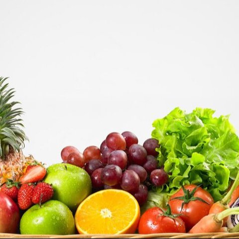 Berbagai jenis buah dan sayur dalam sebuah keranjang (Foto Dok: Freepik/EyeEm).