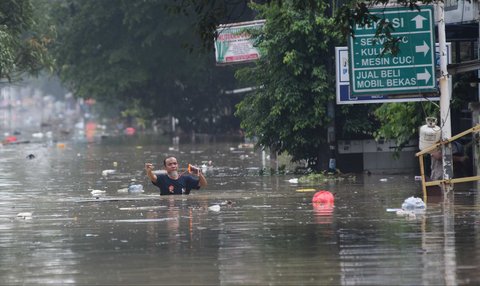 Warga berjalan di tengah banjir yang merendam Perumahan Vila Nusa Indah 3, Bogor, Selasa (4/3/2025). Banjir setinggi empat meter yang merendam kawasan perbatasan Bogor dan Bekasi itu terjadi akibat luapan Kali Cikeas dan Cileungsi setelah hujan dengan intensitas tinggi mengguyur.