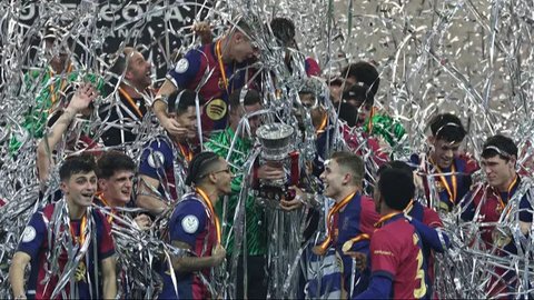 Para pemain Barcelona merayakan kemenangan dengan trofi setelah pertandingan final Piala Super Spanyol 2025 melawan Real Madrid di King Abdullah Sport City, Jeddah pada Senin (13/1/2025) dini hari WIB. (FADEL SENNA/AFP)