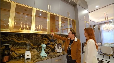 5 Potret Dapur Super Mewah Rumah Dokter Richard Lee, Serba Emas & Ada Kulkas Canggih Termahal di Indonesia