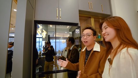 5 Potret Dapur Super Mewah Rumah Dokter Richard Lee, Serba Emas & Ada Kulkas Canggih Termahal di Indonesia