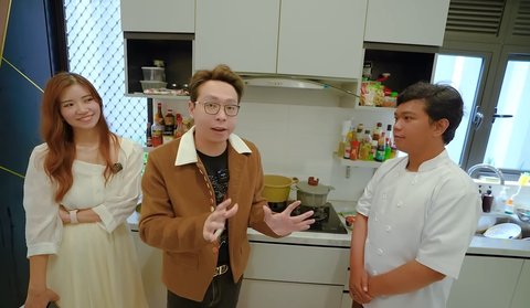 5 Potret Dapur Super Mewah Rumah Dokter Richard Lee, Serba Emas & Ada Kulkas Canggih Termahal di Indonesia