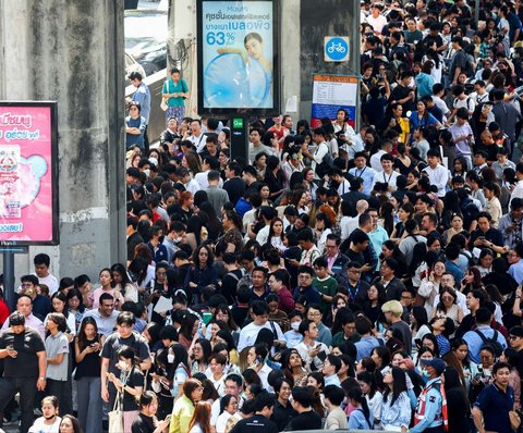 Warga berhamburan ke luar ruangan setelah gempa dahsyat 7,7 magnitudo yang mengguncang Myanmar terasa kuat sampai Thailand, di Bangkok, Jumat (28/3/2025).