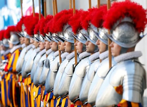 Mengenal Penjaga Swiss, Pasukan Elite Tertua dan Terkecil di Dunia yang Melindungi Paus Sampai Akhir Hayatnya