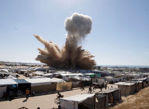 Pemandangan yang menunjukkan ledakan saat serangan udara Israel menghanta kamp pengungsian di Khan Younis, Jalur Gaza, Palestina, pada 19 April 2025.