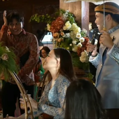 Aksi Lihai Thariq Halilintar Tawarkan Dawet dan Rujak di Acara Mitoni 7 Bulanan Aaliyah Massaid