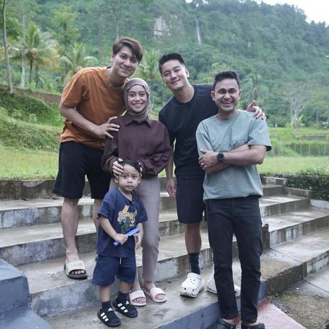 Inilah momen saat Ramzy selaku wakil Bupati Cianjur dan Boy William datang ke kampung halaman Lesti belum lama ini. Terlihat Rizky Billar & Abang L yang ikut menjamu dua tamu mereka.