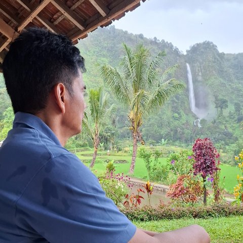 Rumah Lesti di Cianjur juga dekat dengan Curug Citambur yang sempat viral karena ada rumah warga di persawahan bawah air terjun tersebut.
