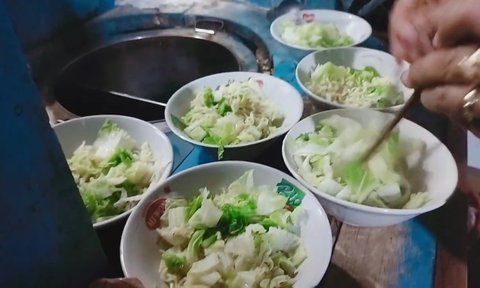 5 Potret Warung Mi Ayam Sederhana Lesti Kejora di Cianjur, Berada Tepat di Depan Rumah Masa Kecilnya