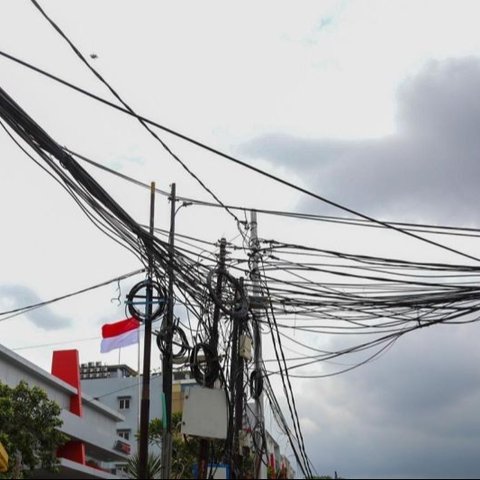 Pemerintah Kota Jakarta Utara menertibkan kabel semrawut sepanjang 3,5 kilometer di Kelapa Gading, memindahkannya ke jalur bawah tanah untuk kenyamanan warga dan bekerja sama dengan Apjatel dan 22 provider telekomunikasi.