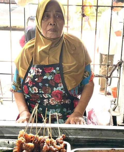 Pemilik Warung Makan Bu Sum Generasi Kedua