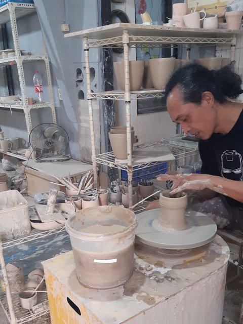 Proses produksi produk-produk kerajinan keramik di studio Kaloka Pottery.