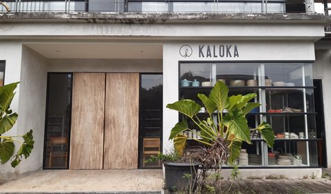 Potret bagian depan showroom Kaloka Pottery.