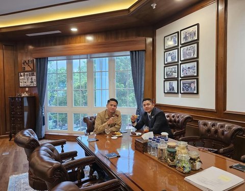 Ajudan Jokowi Nyemil Santai sama Letkol Teddy Indra di Ruang Seskab, Diantar Keliling Kantor Agar Tak Nyasar