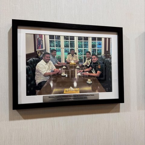 Ajudan Jokowi Nyemil Santai sama Letkol Teddy Indra di Ruang Seskab, Diantar Keliling Kantor Agar Tak Nyasar