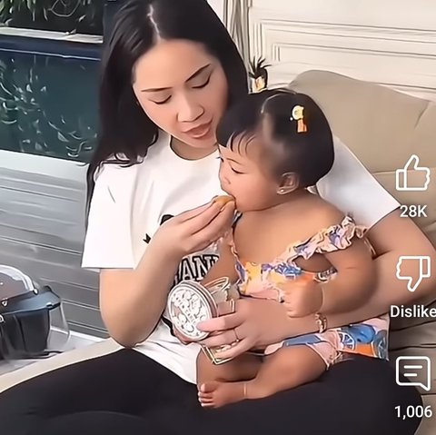 Cara Nagita Slavina Suapi Nastar ke Baby Lily Tuai Kritik, Dinilai Terlalu Kasar