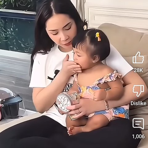 Cara Nagita Slavina Suapi Nastar ke Baby Lily Tuai Kritik, Dinilai Terlalu Kasar