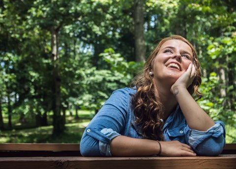 Ilustrasi Perempuan Berkhayal