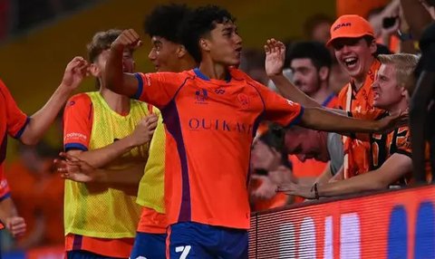 Rafael Struick mencetak gol pertamanya untuk Brisbane Roar ke gawang Sydney FC dalam laga A-League 2024/2025, 1 November 2024. (Dok. Brisbane Roar)