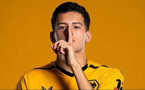 Bek tengah Wolverhampton Wanderers U-21 yang baru bermain di Premier League 2 dan belum sekalipun membela tim senior Wolves di Premier League, Justin Hubner yang merupakan pemain naturalisasi