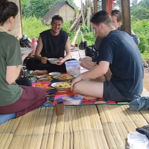 Bule Makan di Baduy