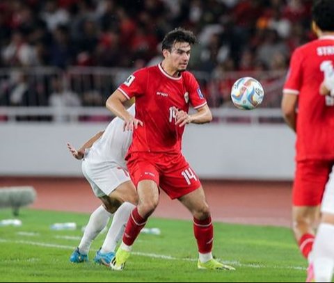 Bek Timnas Indonesia, Nathan Noel berusaha mengontrol bola saat menghadapi Vietnam pada laga Grup F kualifikasi Piala Dunia 2026 Zona Asia di Stadion Utama Gelora Bung Karno (SUGBK), Senayan, Jakarta, Kamis (21/3/2024). (Bola.com/Bagaskara Lazuardi)