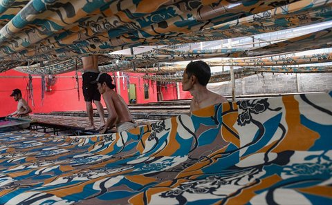 Pekerja menjemur kain warna-warni di sentra industri rumahan Desa Krajan, Mojolaban, Sukoharjo, Jawa Tengah, pada 25 April 2025.