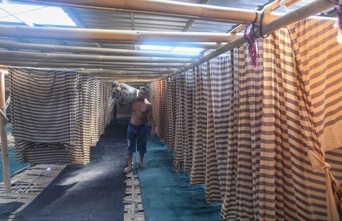Pekerja memproduksi kain warna-warni di sentra industri rumahan Desa Krajan, Mojolaban, Sukoharjo, Jawa Tengah, pada 25 April 2025.